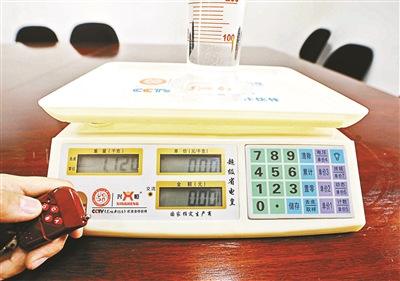 遙控特制電子秤賣米的方法騙得金錢，作案工具電子秤予以沒收。(圖1)